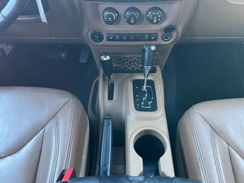 Used 2017 Jeep Wrangler Unlimited Sahara w/ Connectivity Group image 35