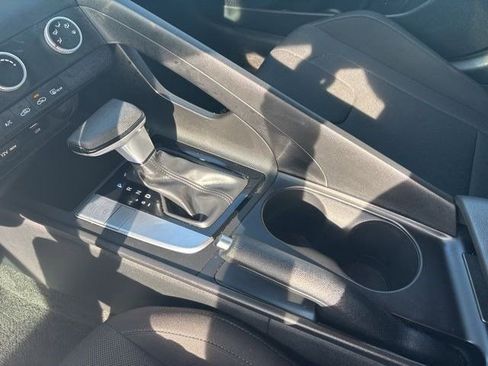 Used 2025 Hyundai Elantra SE image 24