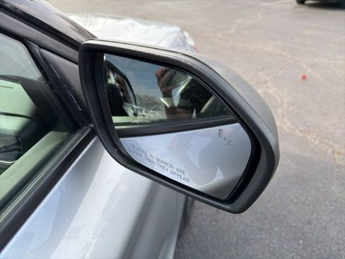 Used 2022 Ford Explorer XLT w/ Equipment Group 202A image 7