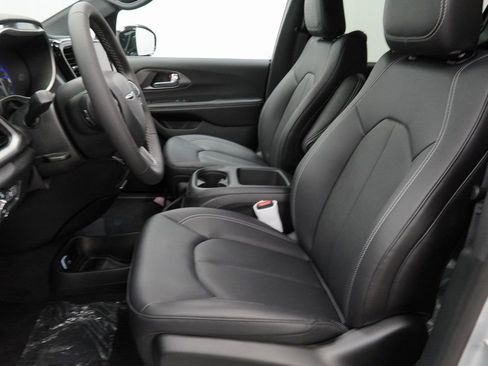 New 2026 Chrysler Pacifica Select image 15