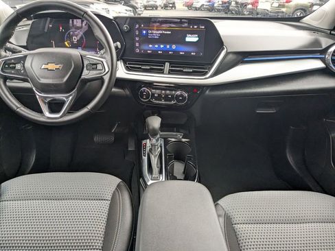 Used 2025 Chevrolet Trax LT w/ LT Convenience Package image 15