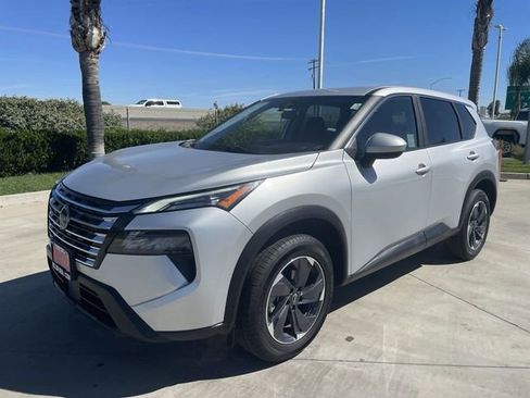 Used 2024 Nissan Rogue SV FWD image 4