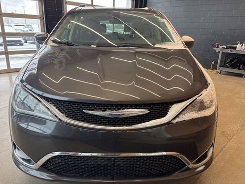 Used 2019 Chrysler Pacifica Touring-L w/ Tire & Wheel Group image 3