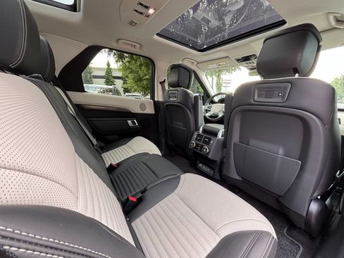 Used 2025 Land Rover Discovery Metropolitan Edition AWD/4WD image 23