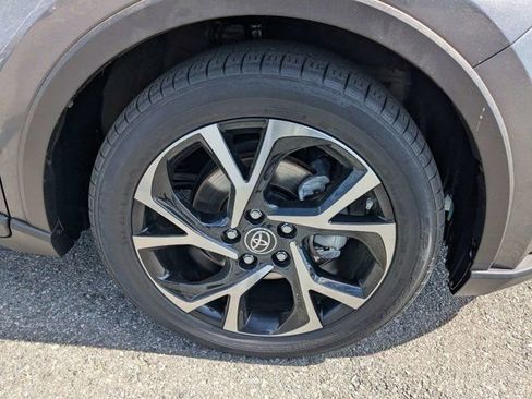 Used 2022 Toyota C-HR XLE image 11