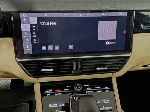 Used 2021 Porsche Cayenne w/ Driver Memory Package image 17