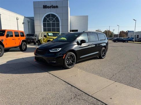 New 2026 Chrysler Pacifica Select w/ S Appearance Package image 1
