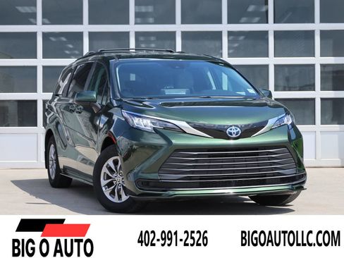 Used 2023 Toyota Sienna LE FWD image 1