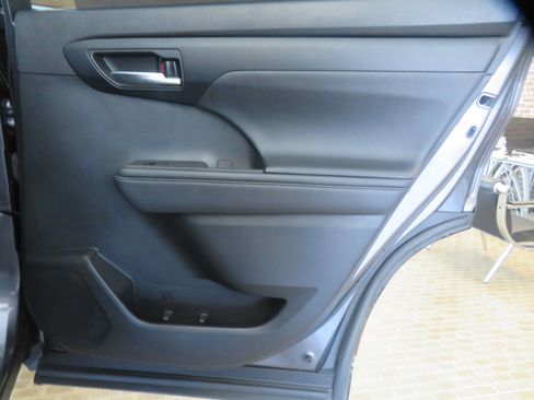 Used 2020 Toyota Highlander XLE FWD image 23