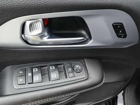 Used 2026 Chrysler Pacifica Limited FWD image 13