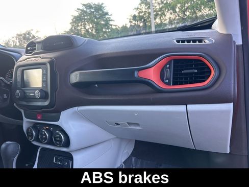 Used 2017 Jeep Renegade Latitude w/ Safety & Security Group FWD image 23