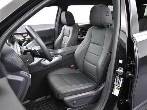 Used 2025 Mercedes-Benz GLS 450 4MATIC image 5