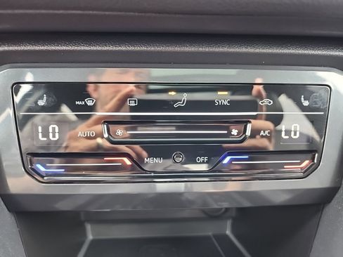 Used 2022 Volkswagen Tiguan SE R-Line image 16