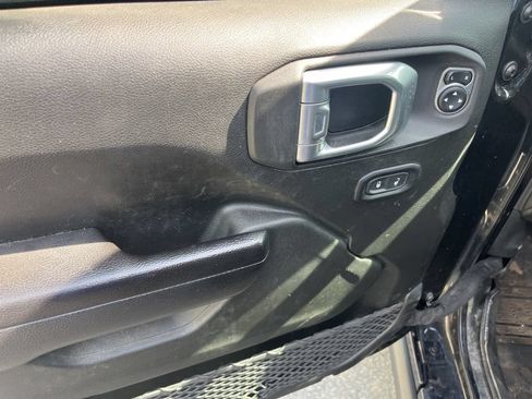 Used 2022 Jeep Gladiator Mojave w/ Cold Weather Group AWD/4WD image 18