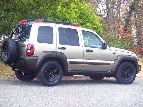 Used 2005 Jeep Liberty Renegade image 4