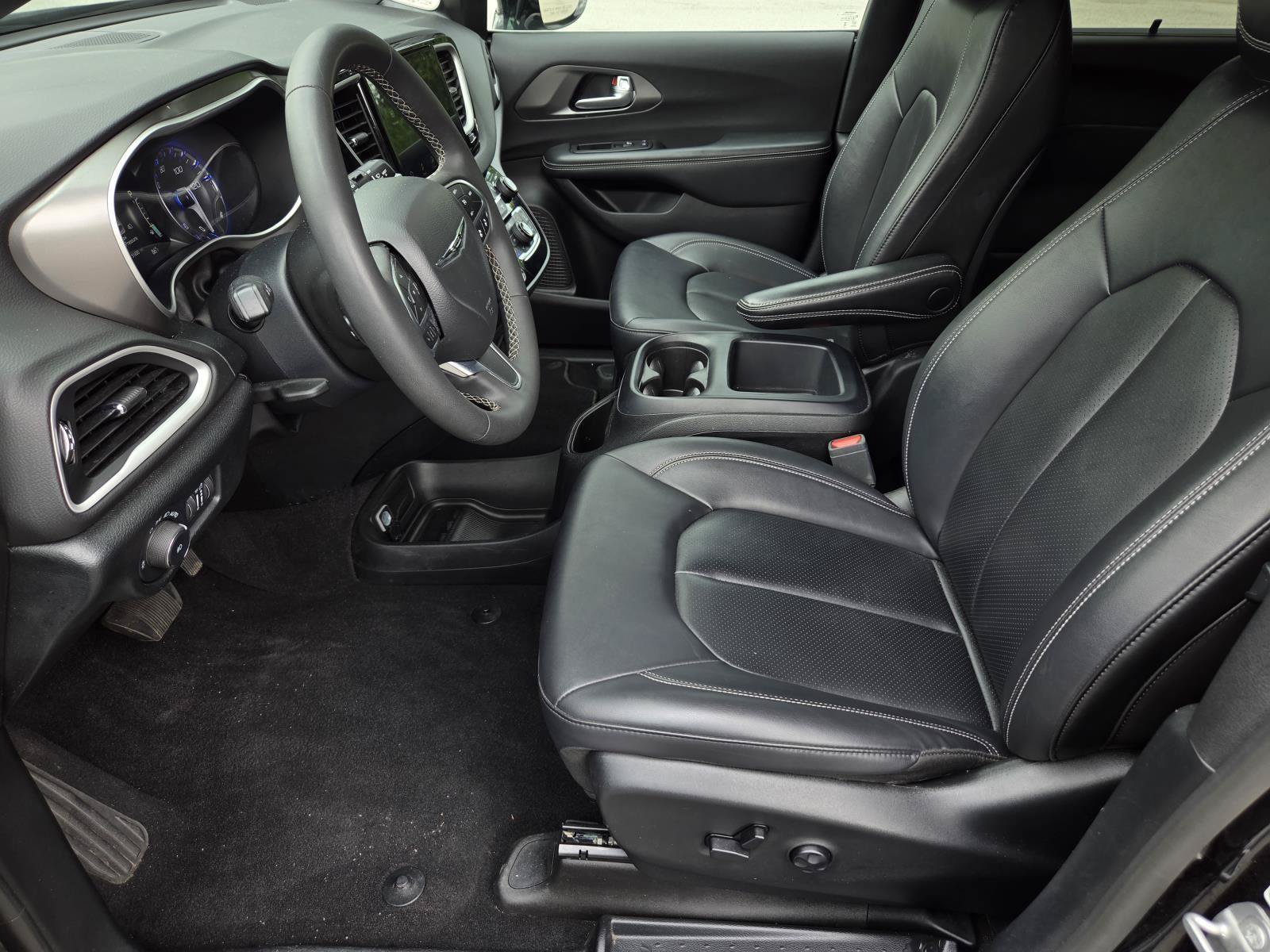 Used 2025 Chrysler Pacifica Select FWD image 25