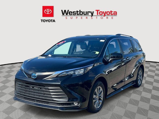 Certified 2025 Toyota Sienna XLE FWD image 5