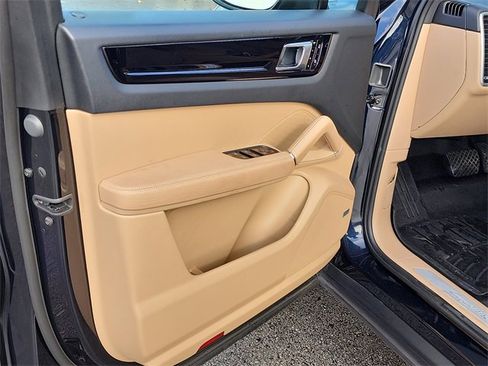 Used 2020 Porsche Cayenne Base image 9