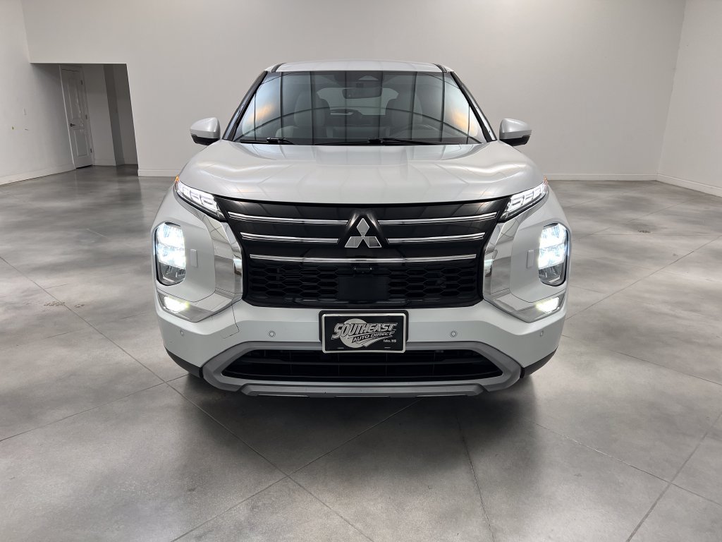 Used 2025 Mitsubishi Outlander SE AWD/4WD image 3