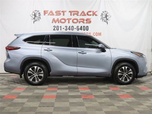 Used 2021 Toyota Highlander XLE AWD/4WD image 4