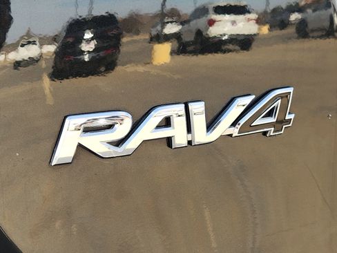 Used 2018 Toyota RAV4 XLE image 12