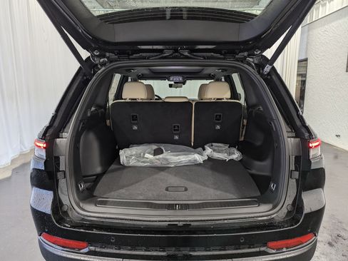 New 2025 Jeep Grand Cherokee Limited w/ Luxury Tech Group II image 10