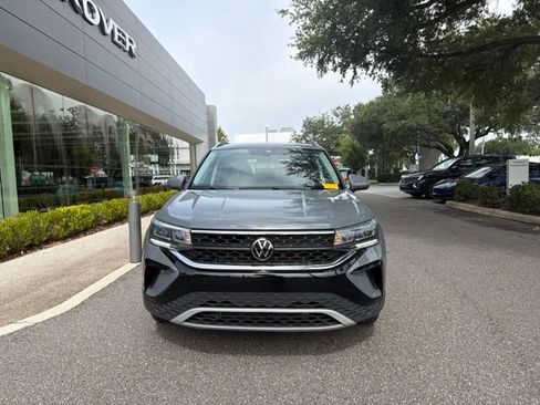 Used 2024 Volkswagen Taos SE w/ Panoramic Sunroof Package FWD image 2