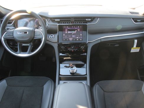 New 2025 Jeep Grand Cherokee L Altitude image 2