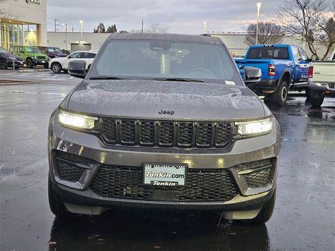 New 2025 Jeep Grand Cherokee Altitude image 9