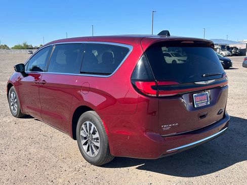 Used 2023 Chrysler Pacifica Touring-L FWD image 7