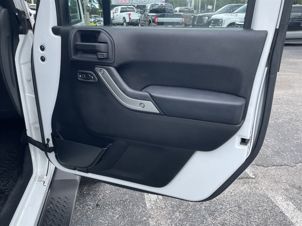 Used 2015 Jeep Wrangler Unlimited Sahara AWD/4WD image 32
