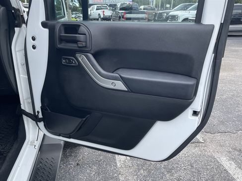 Used 2015 Jeep Wrangler Unlimited Sahara AWD/4WD image 32