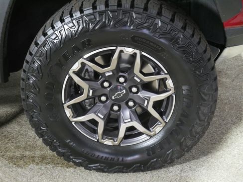 Used 2025 Chevrolet Colorado ZR2 w/ Technology Package AWD/4WD image 15