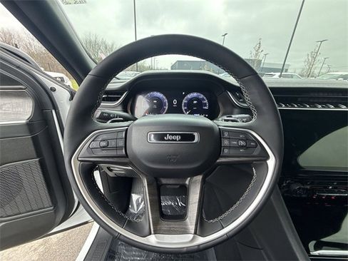 Used 2024 Jeep Grand Cherokee Limited w/ Black Appearance Package image 14