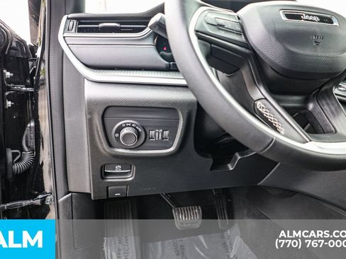 Used 2025 Jeep Grand Cherokee Altitude AWD/4WD image 27
