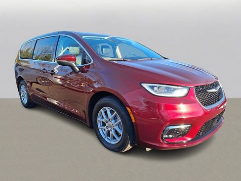 Used 2023 Chrysler Pacifica Touring-L FWD image 2