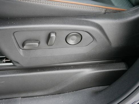 Used 2025 GMC Yukon XL AT4 image 17