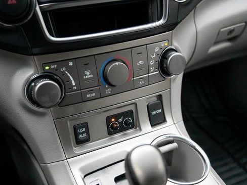 Used 2013 Toyota Highlander SE image 23