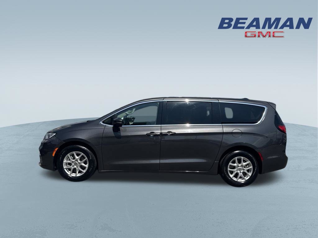 Used 2023 Chrysler Pacifica Touring-L FWD image 4
