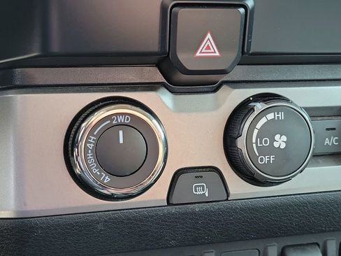 Used 2019 Toyota Tacoma SR5 AWD/4WD image 30