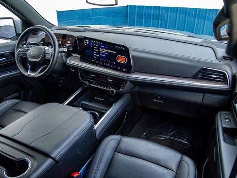 Used 2025 Chevrolet Suburban Z71 image 28