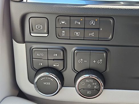 New 2025 Chevrolet Suburban Premier image 18