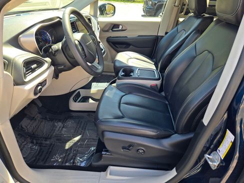 Used 2024 Chrysler Pacifica Limited FWD image 22