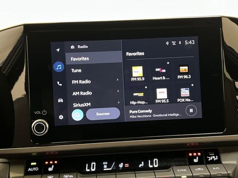 Used 2025 Toyota Camry SE w/ Convenience Package image 16