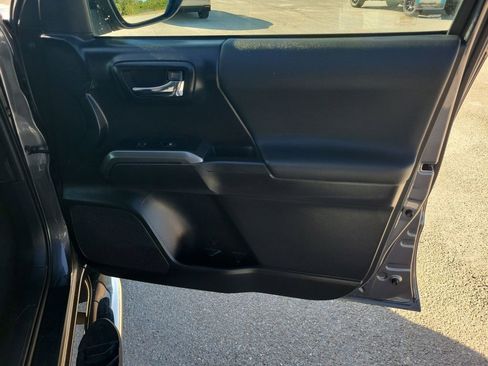 Used 2019 Toyota Tacoma TRD Off-Road image 44