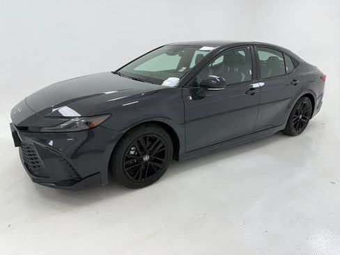 Used 2025 Toyota Camry SE image 5