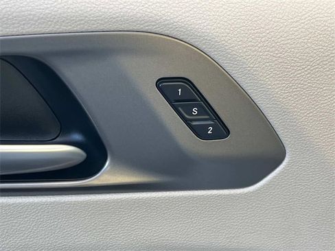 Used 2021 Chrysler Pacifica Touring-L image 32