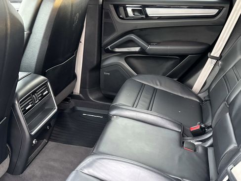 Used 2022 Porsche Cayenne Platinum Edition image 12