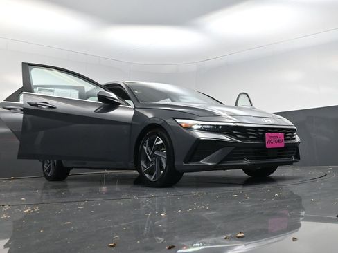 Used 2025 Hyundai Elantra SEL image 27