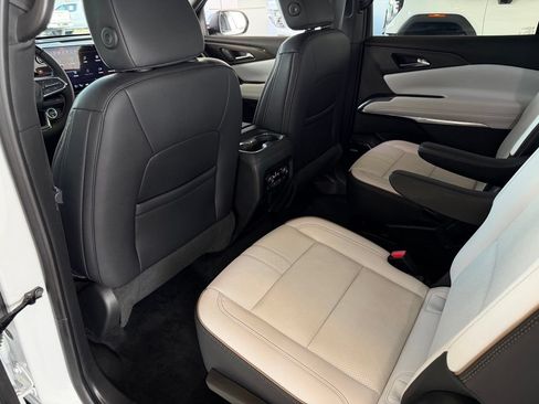 Used 2025 Chevrolet Traverse High Country FWD image 15